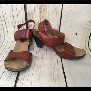 Axxiom size 8.5 Brown Heeled Sandals